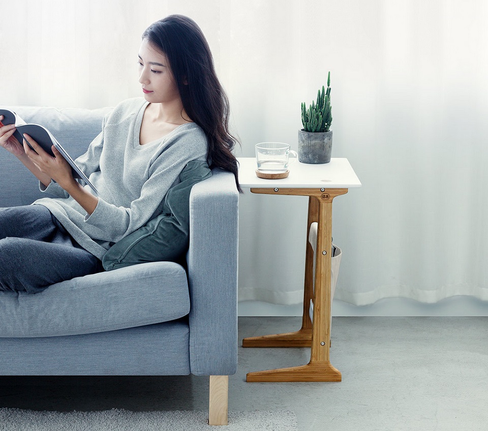 Столик Zen`s Bamboo Multifunctional Sofa Table дівчина читає на дивані